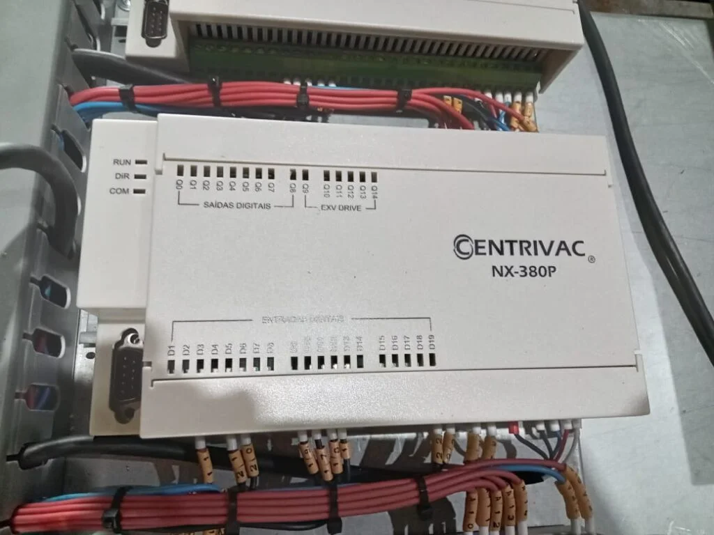 Automação e controle de sistema HVAC, os equipamentos HVAC (Aquecimento, Ventilação e Ar Condicionado) necessitam de um sistema de controle